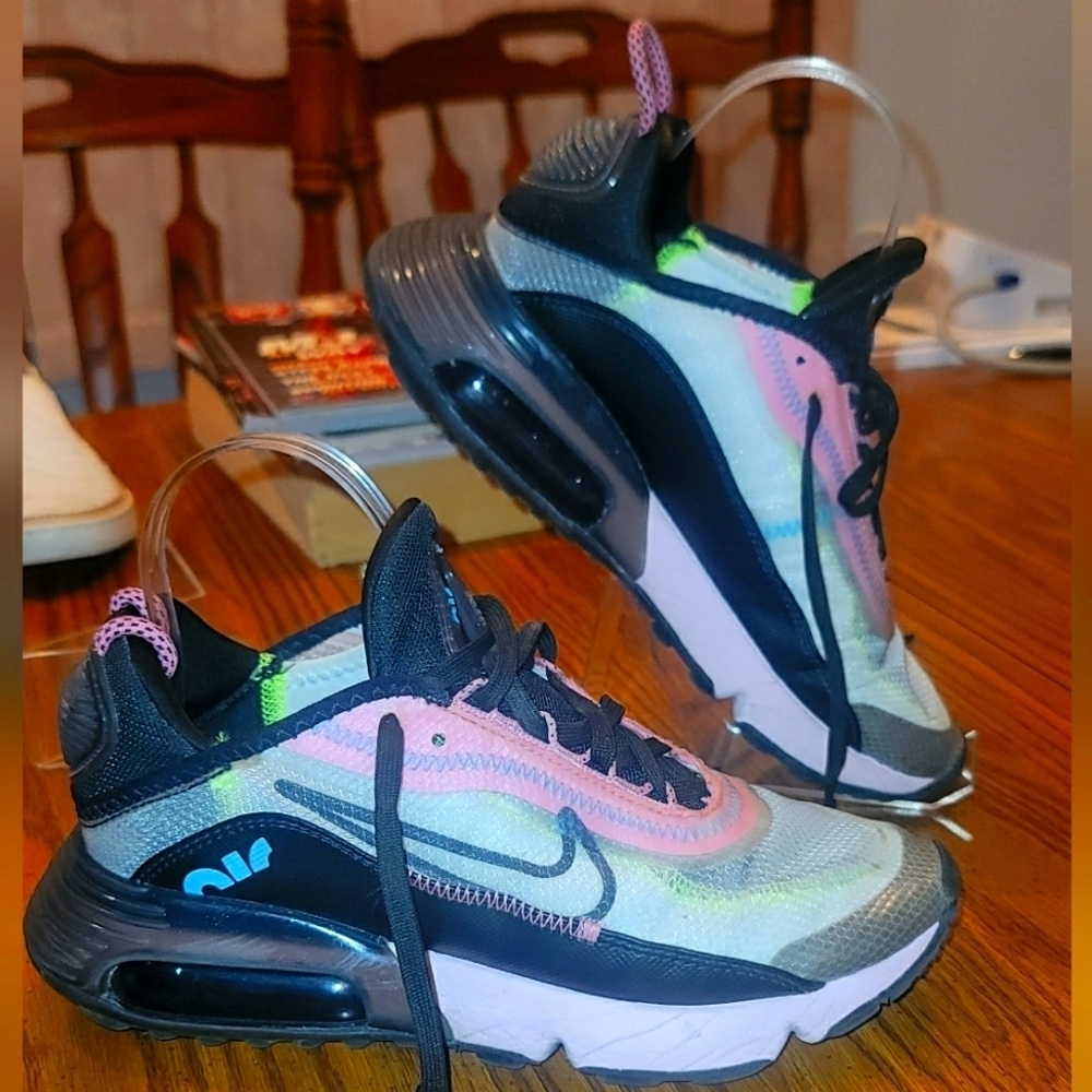 Womens size 6 nike air max 2090's.